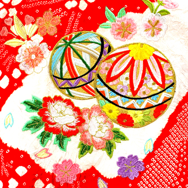 正絹の宮参り着・刺繍と吉祥文様のアップ