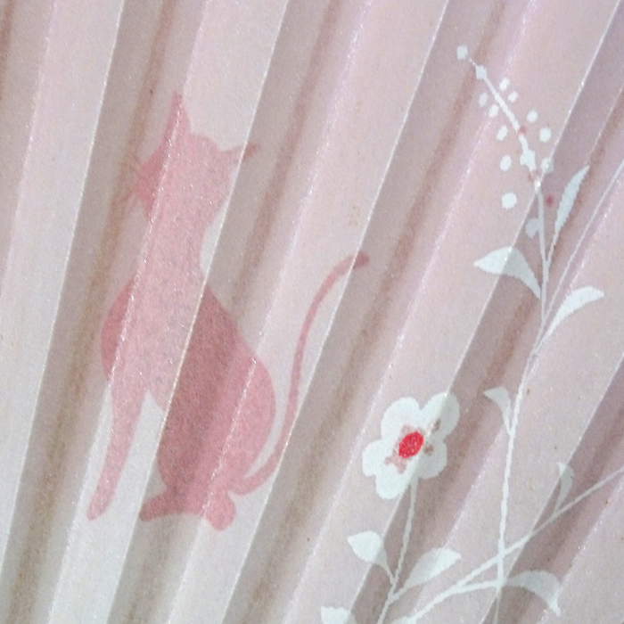 【日本製 女性用 扇子】 明るい虹色グラデーションのデザインに、洋の雰囲気を持つ唐草模様と愛らしい猫が描かれた扇子。猫好きに人気