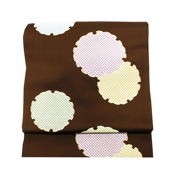 西陣織 名古屋帯「都」謹製｜茶系 × 大判雪輪文様｜染びった風の彩り（グリーン・ピンク・黄）／上品なお茶席・観劇・食事会に