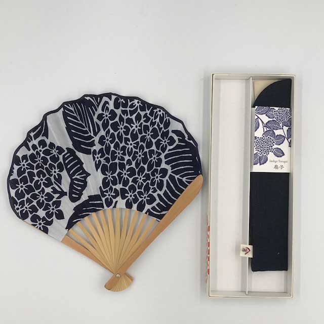 扇子・女性用　【日本製・nugoo】紺白で柄を出しています。普段におしゃれにどうぞ