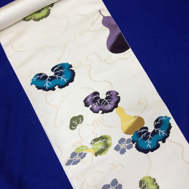 特選西陣織九寸名古屋帯【白綾苑大庭謹製】「瓢箪に蔦唐草文様・六通」付け下げや無地、江戸小紋やとび柄小紋にどうぞ 特選西陣織九寸名古屋帯【白綾苑大庭謹製】「瓢箪に蔦唐草文様・六通」付け下げや無地、江戸小紋やとび柄小紋にどうぞ